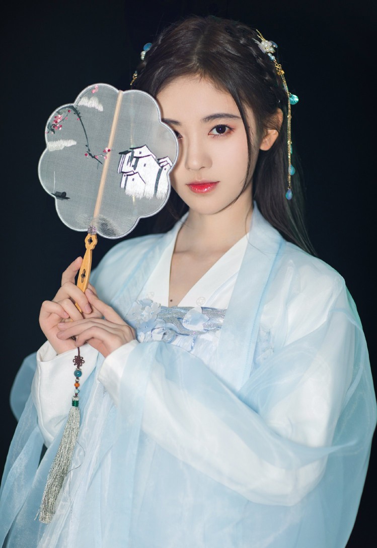 鞠婧祎戴超大号口罩被质疑,四千年美女鞠婧祎参加综艺垫肩