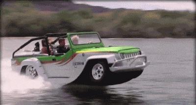 搞笑GIF，女朋友的身材就是好，关键时刻有用