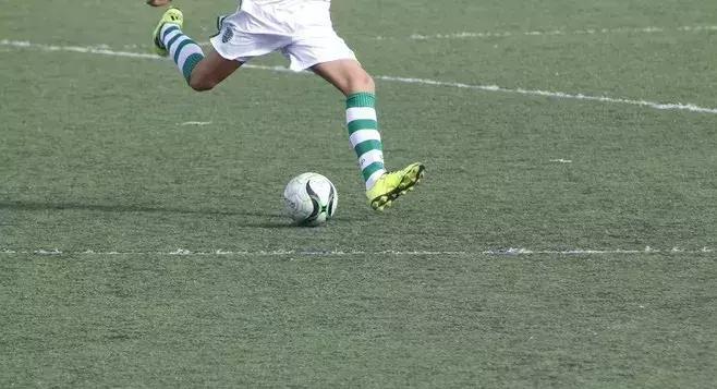 激励年轻人踢足球,推动青少年足球运动发展