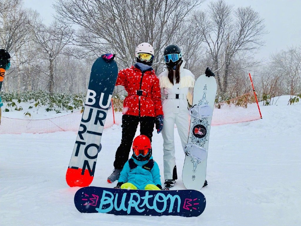 被美颜滤镜坑惨!baby和闺蜜合影全变网红脸,脸型五官如复制黏贴