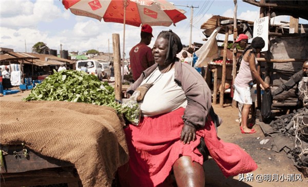 非洲部落“第一美女”，丈夫寸步不离，因“情敌”众多担心被拐跑