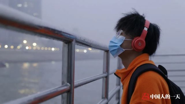 00后武汉封城期间一首《武汉加油》唱火,为谋生曾送外卖摆地摊