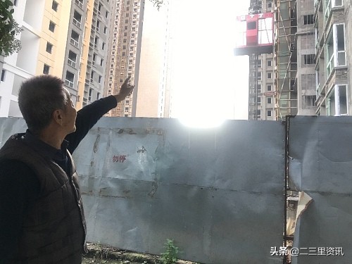 一墙之隔在建楼，常往下落“石头”，西安百花园小区业主质疑为啥不建防护通道？