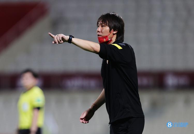 国足对沙特防守阵型,国足应警惕对手的边路进攻战术