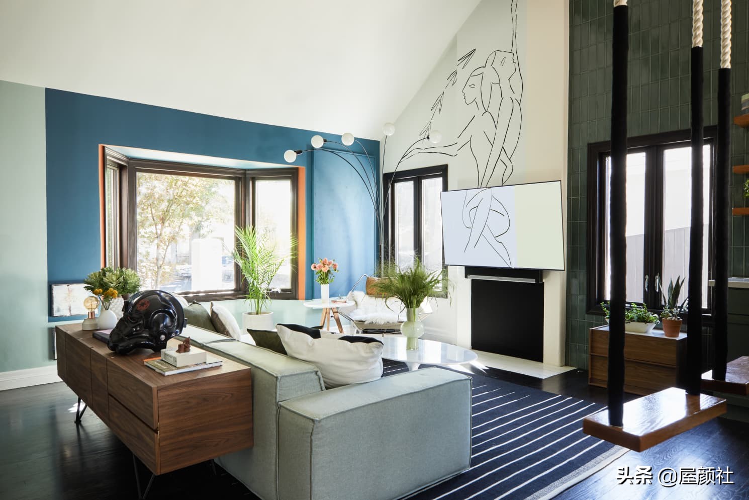 好莱坞明星詹妮娜的豪宅曝光。混搭复古，大胆涂色，居然还配秋千