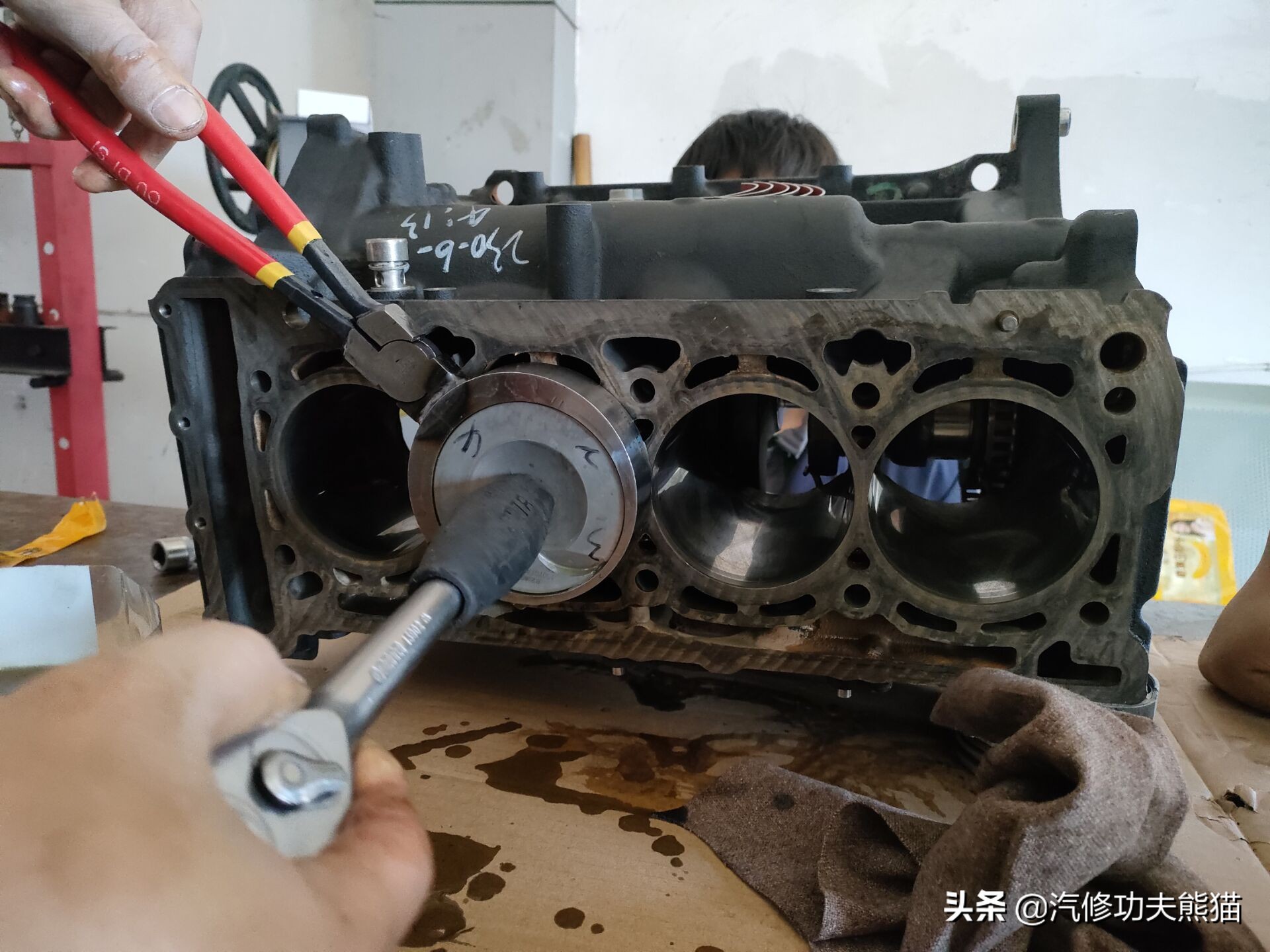 2011款奥迪q5烧机油怎么彻底解决,奥迪q5三代ea888发动机烧机油原因