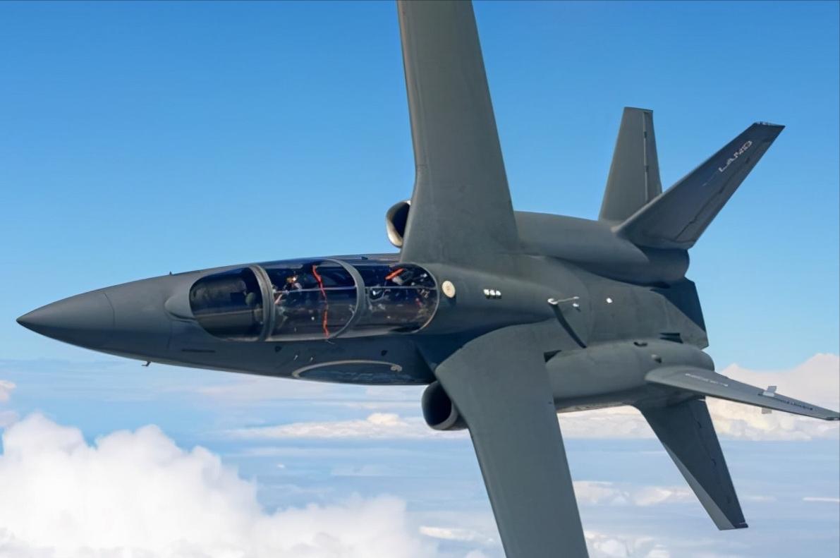 飞行员在飞机上长久飞行，如何解决生理问题？事实证明办法很高明