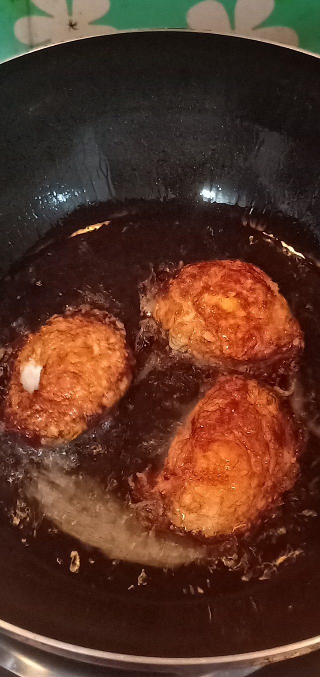 我的夜宵三个煎鸡蛋，人无外财不富马无夜草不肥。