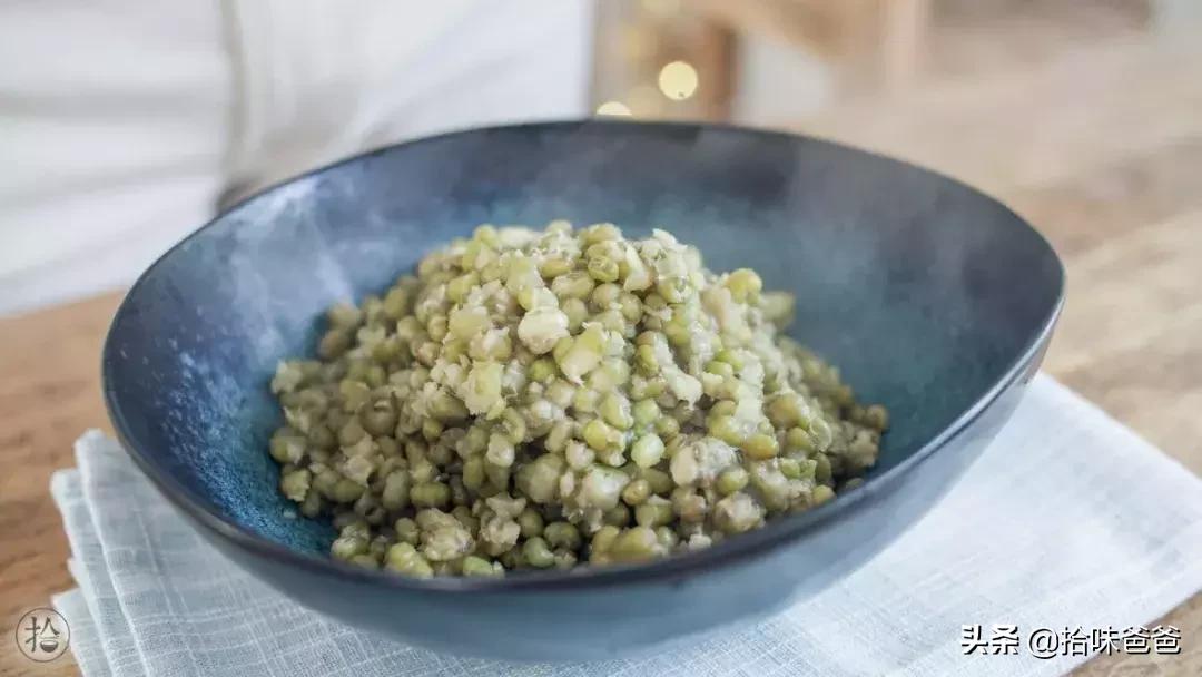 在家也可以做出酥脆的绿豆饼了,在家自制酥皮冰绿豆饼不用烤箱