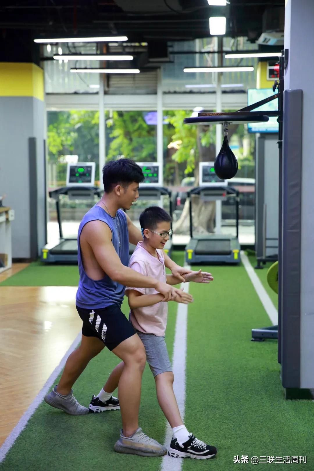 做过十几次全麻手术，视力消失仅有光感，爱好是台风夜追着风：盲童雨鑫和他母亲的求学之路