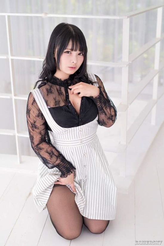 上围塞满整个衣服肉感十足的日本萌系小姐姐