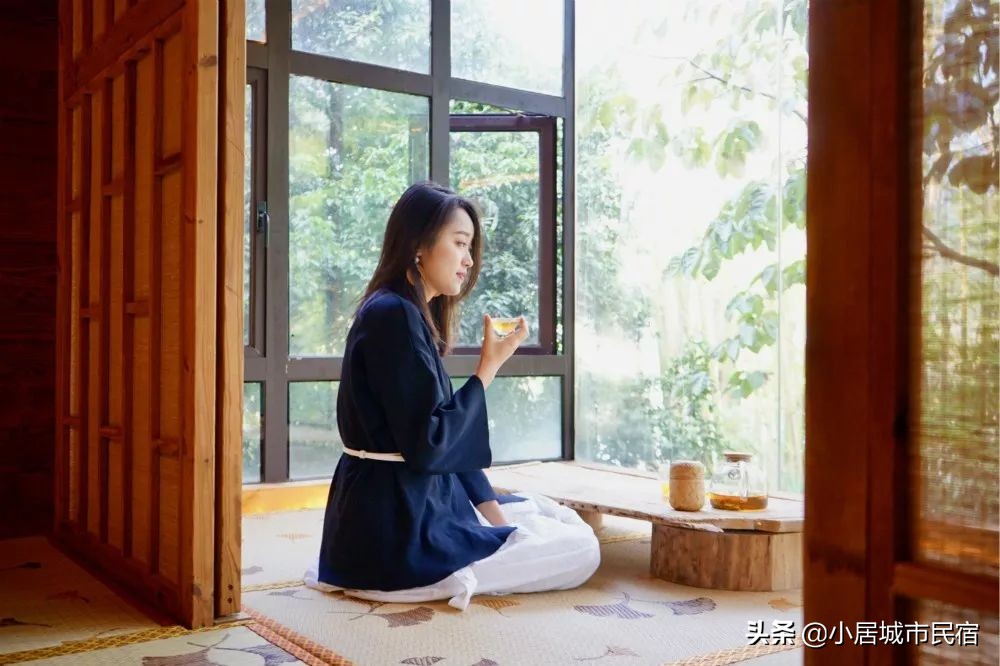 组队去火爆的玻璃屋民宿，星空下围炉火锅烧烤，唱k麻将，放烟花