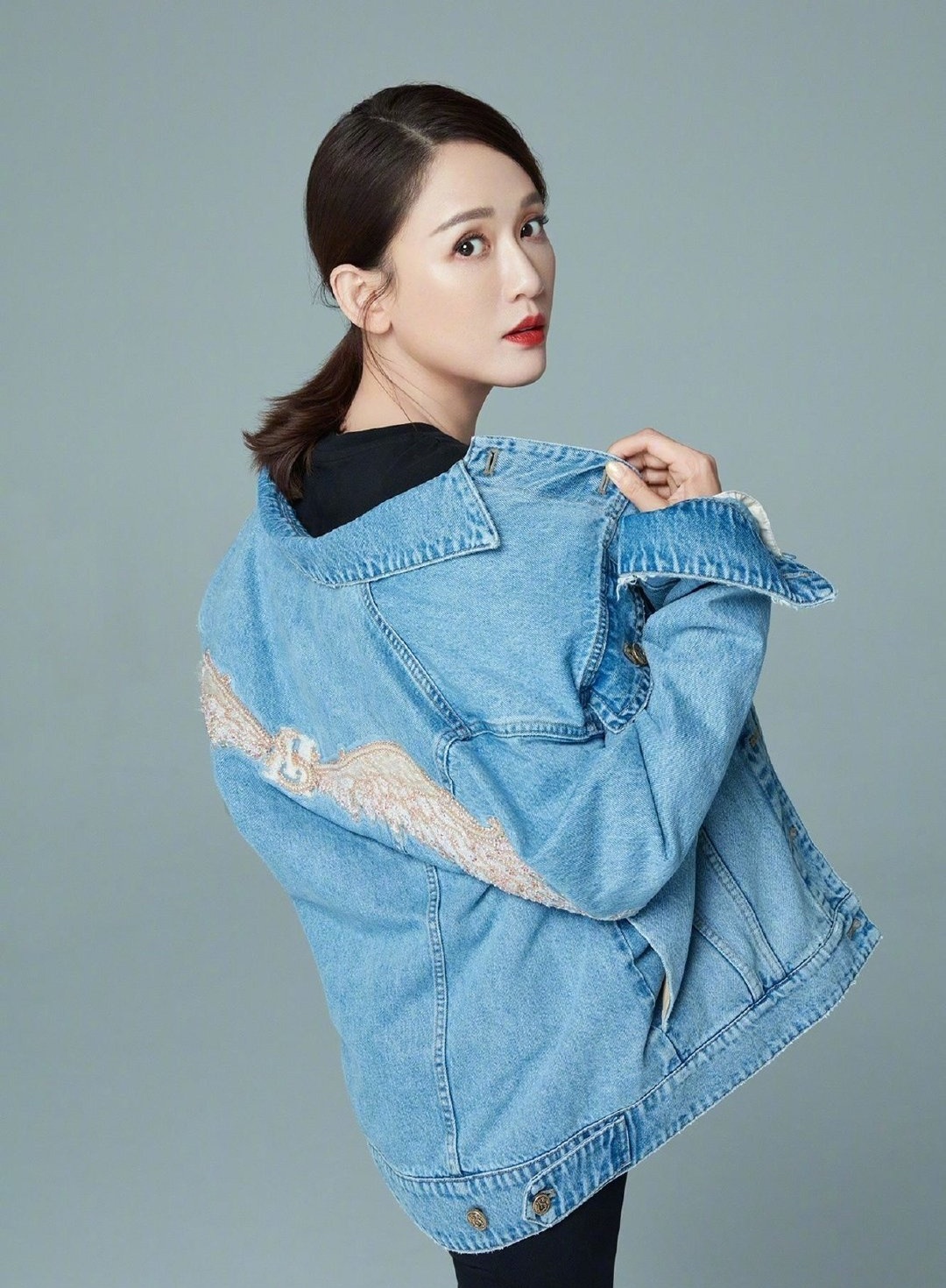 陈乔恩放飞的刘海满满的少女心,陈乔恩换装携霸道总裁惊艳登场