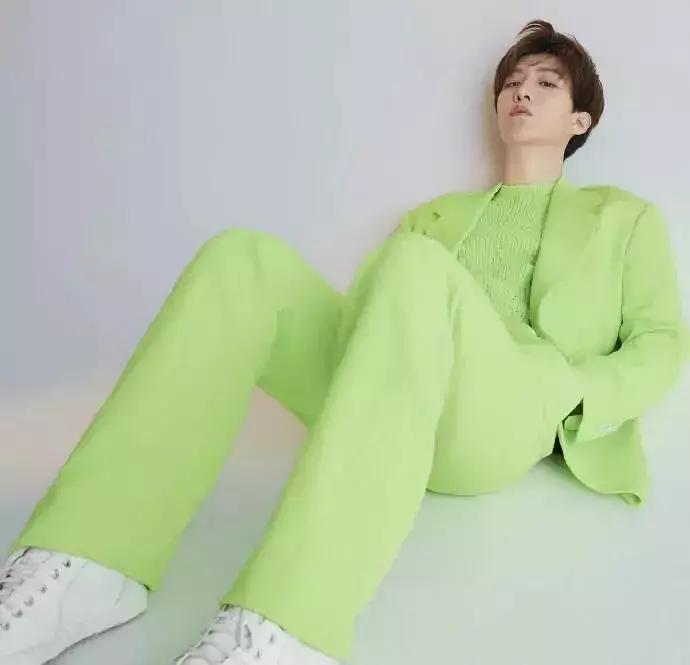 杨幂鹿晗陈伟霆陈立农“绿得发光”，谁才是真正的“人间荧光棒”？