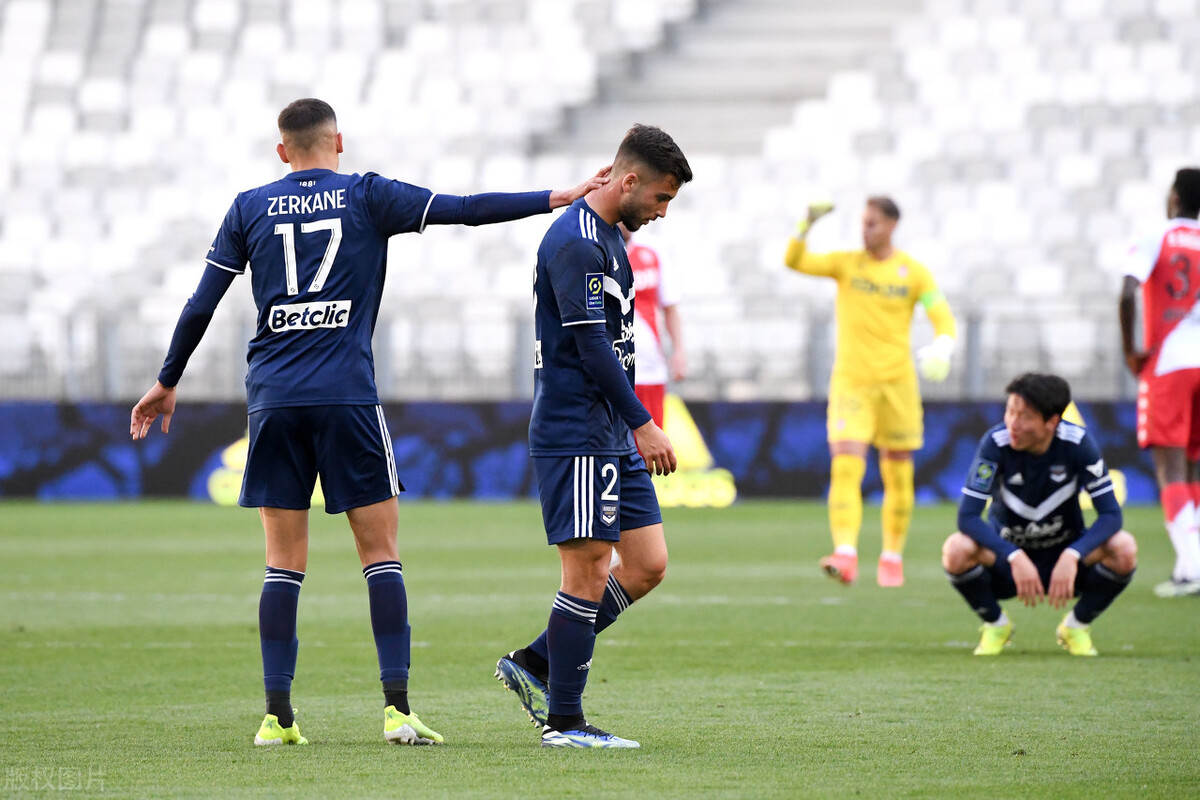 无心工作!140年历史法甲球队老板跑路,球员在替补席上直接睡觉