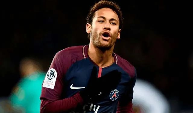 凌乱！52岁母亲与22岁男生接吻，男生是内马尔迷弟，父亲送祝福