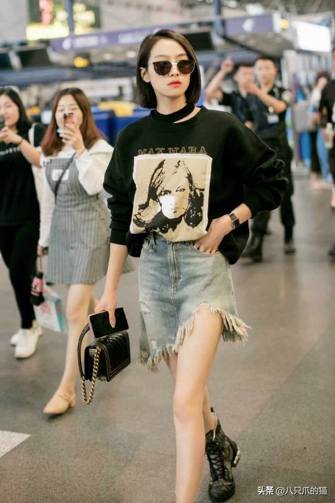 宋茜红色皮裙,宋茜穿了一条白色的裙子