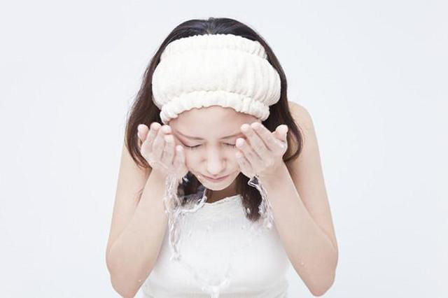 淘米水洗脸加生姜汁和阿司匹林,淘米水洗脸的正确方法几天见效