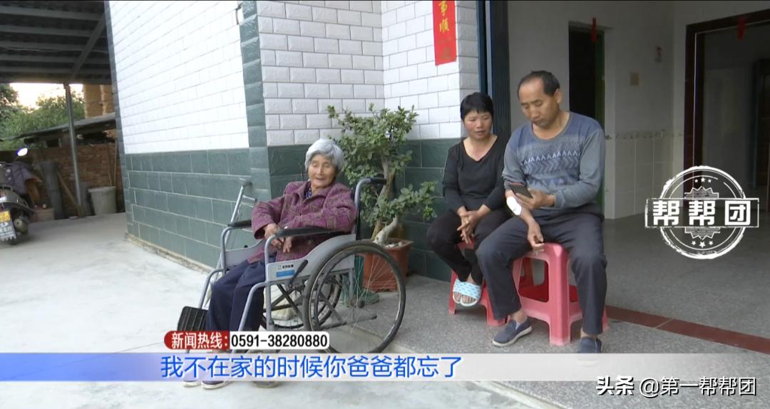 丈夫瘫痪妻子不离不弃撑起整个家,丈夫四肢瘫痪无力坐轮椅