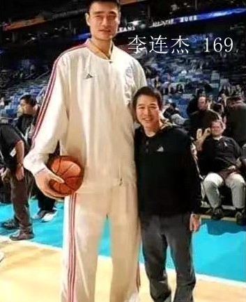 姚明与女儿姚沁蕾最近打球视频,姚明12周岁的女儿姚沁蕾身高