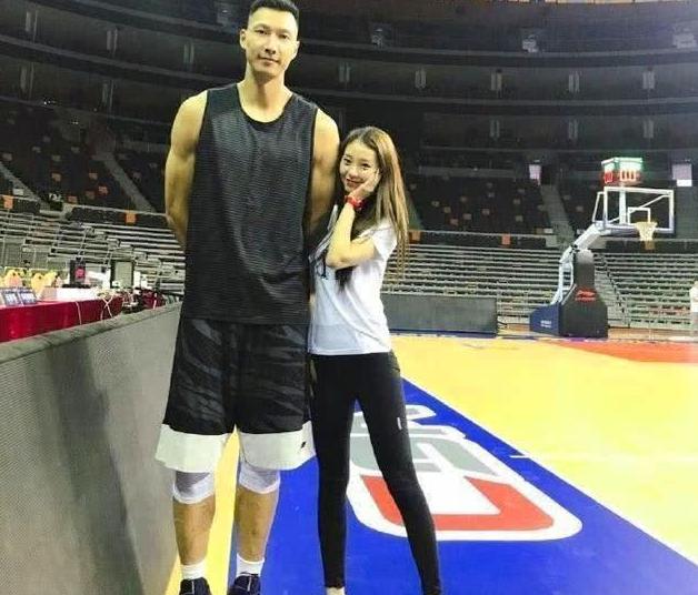 cba啦啦队员背后的故事,cba啦啦队胖女孩