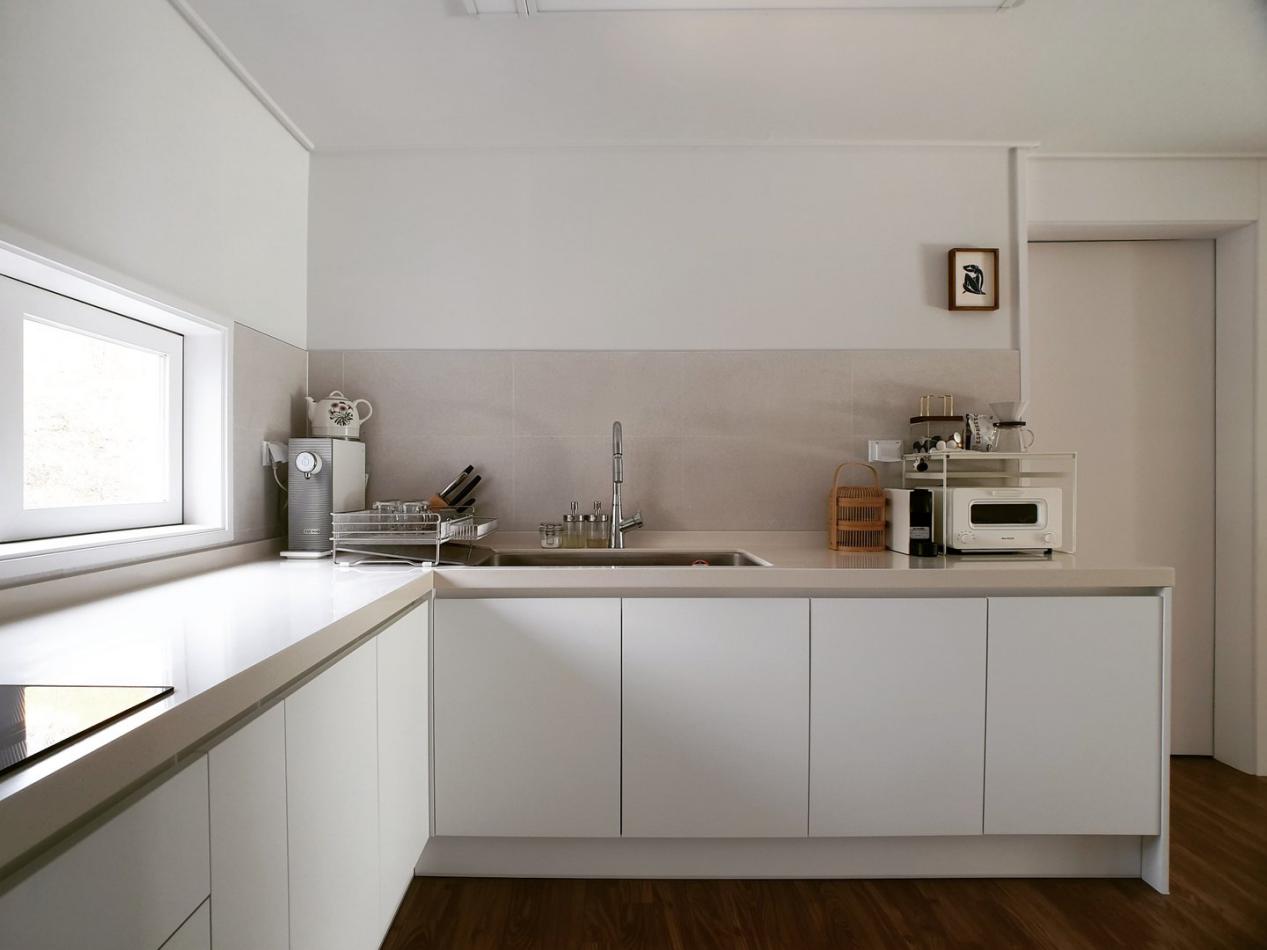 不多买,定期扔,85平米干净得太赏心悦目了,再住10年也照样清爽