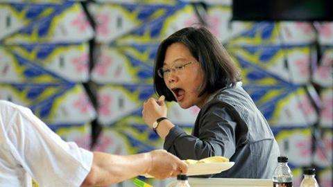 都怪蔡英文！“三颗高丽菜换不到一个茶叶蛋”，台湾水果很便宜，农户很受伤