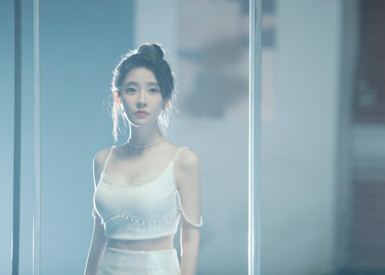 冯提莫新专歌曲《窥》上线,MV看点十足,“纯欲风”舞蹈刷新认知