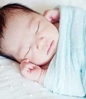 投降式睡姿的好处和害处,宝宝为什么都是投降式睡姿