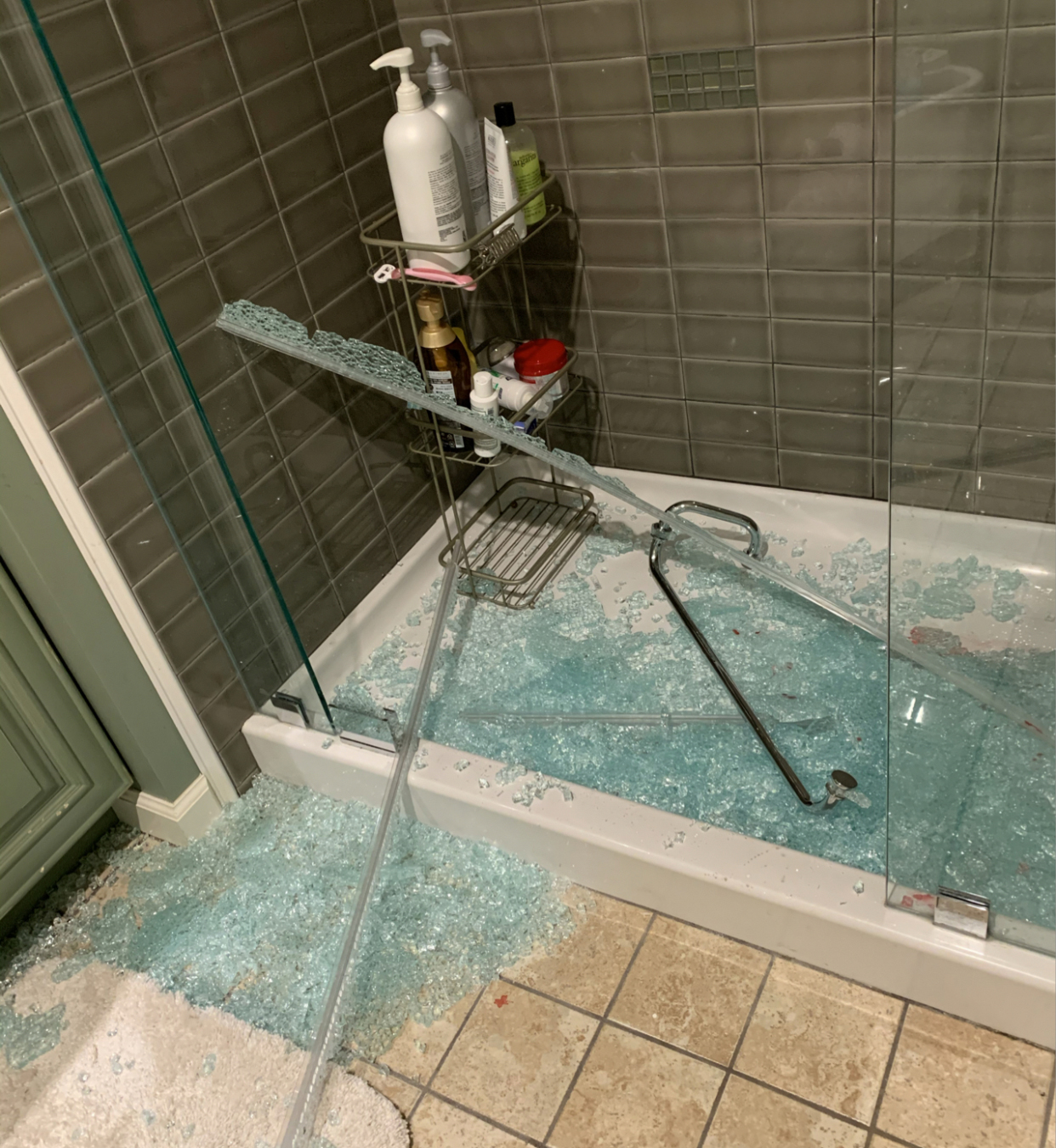 玻璃淋浴房隔断真的好吗?我家花了9800元去装,结果是一言难尽