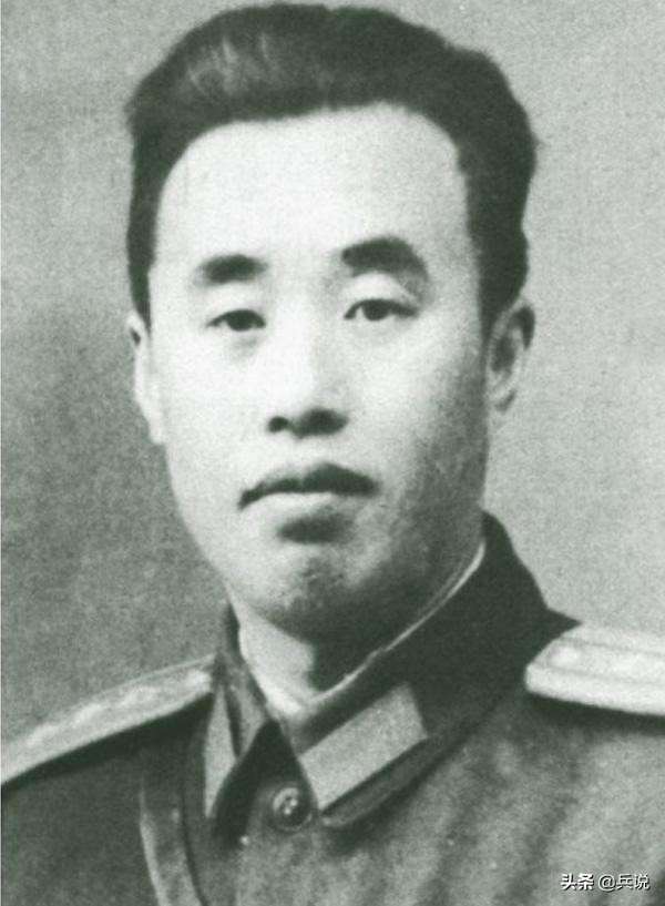 活着的黄继光！胸膛顶*破爆**筒，即将爆炸瞬间，滚下地堡