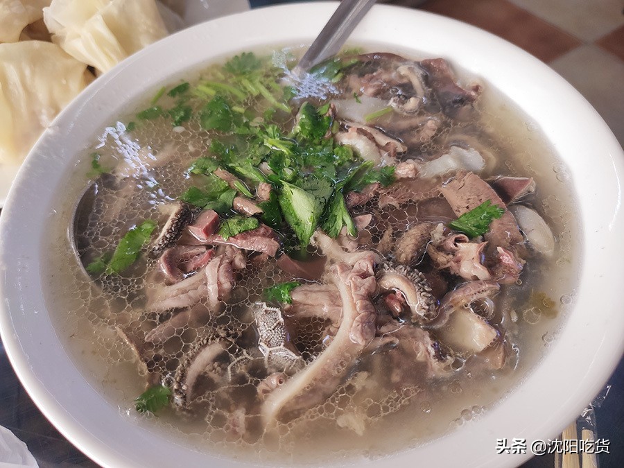 老板抽冷子就嗷一嗓子，别害怕，那是在告诉后厨给你添汤