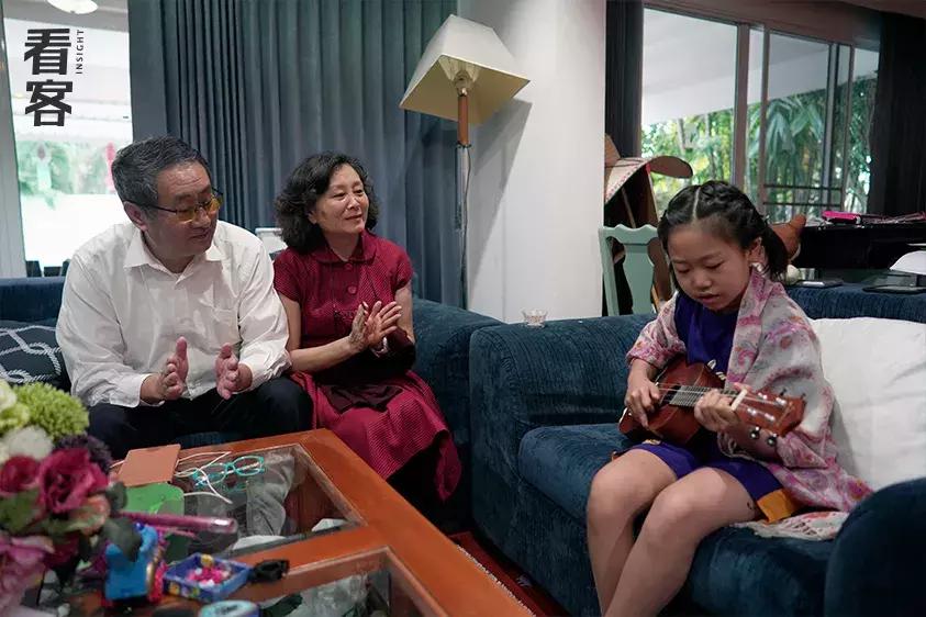 为了娃上学搬到城里,为了孩子全家去泰国读书