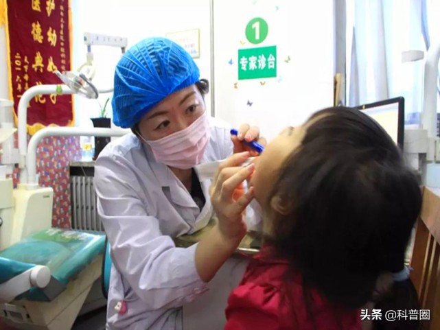 干燥剂遇水爆炸眼睛,干燥剂爆炸伤到眼睛的视频