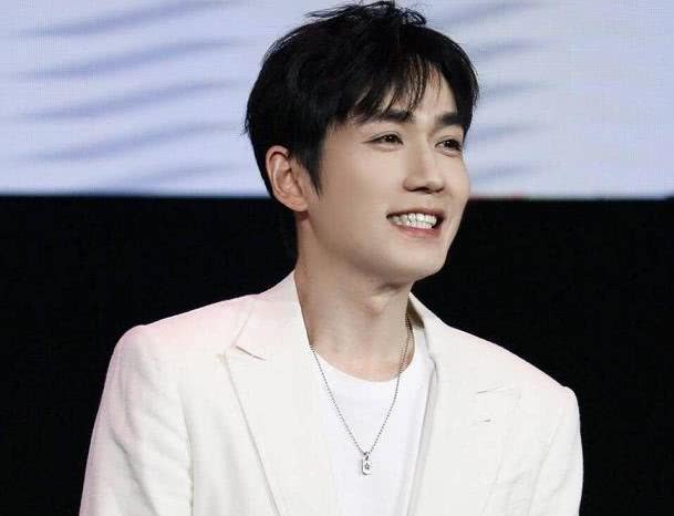 朱一龙没出名之前被冷落颁奖现场,朱一龙为什么抢压轴