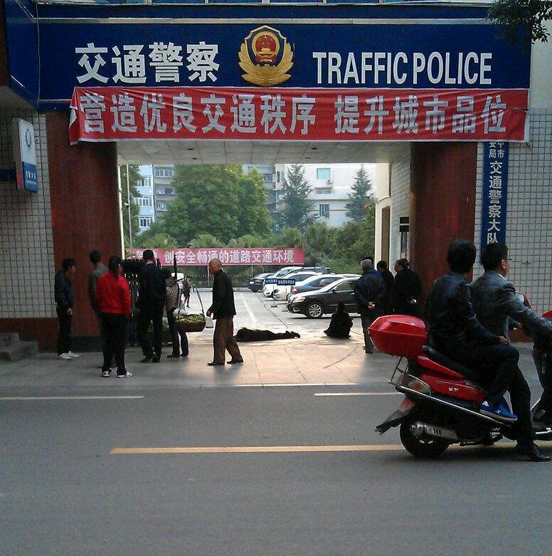 和老年代步车发生剐蹭该怎么处理,轻微剐蹭24小时过后会怎么处理