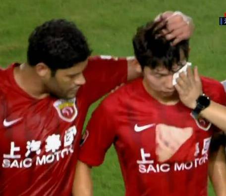 中超惊现德容式飞踹！苏宁恶汉踹碎上港球员球衣胸口3道血痕刺眼