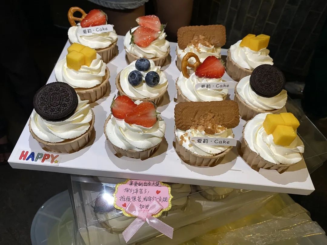 抗疫战场党旗飘扬,抗疫党旗在风雪中飘扬