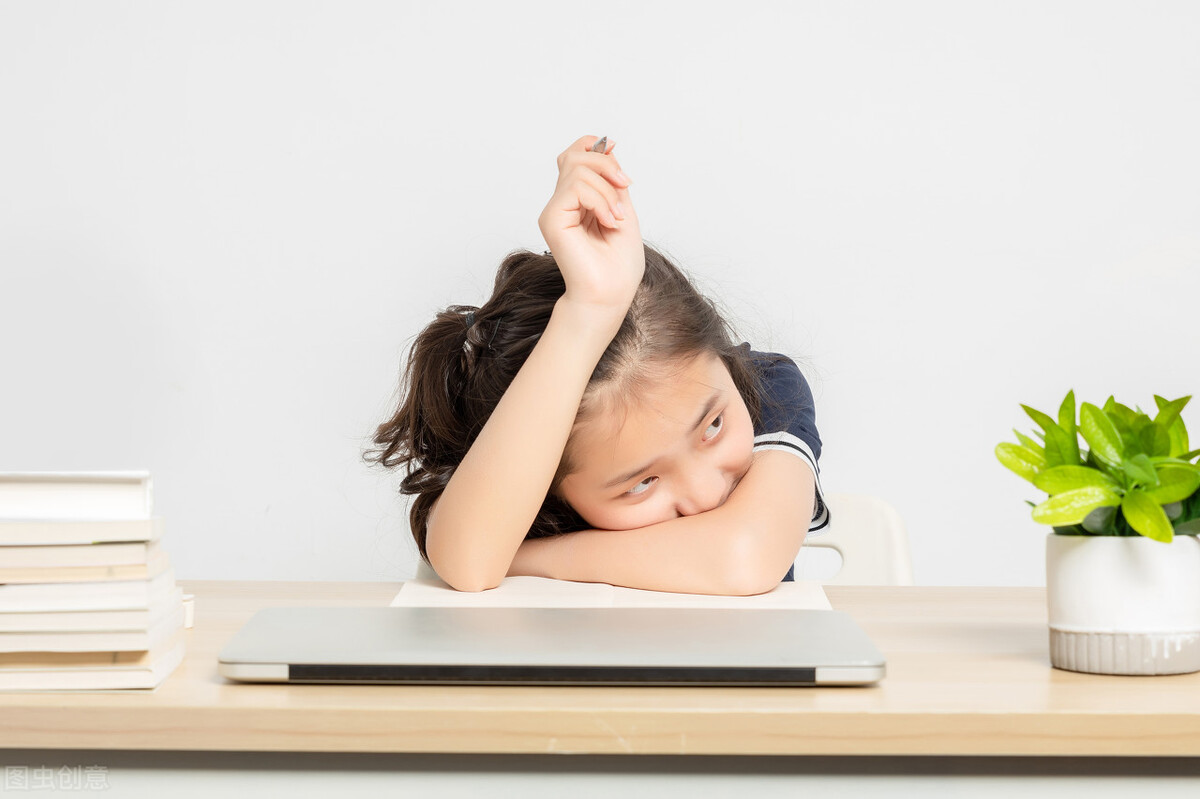 陪孩子写作业的时候该不该玩手机,不陪孩子写作业该怎么陪