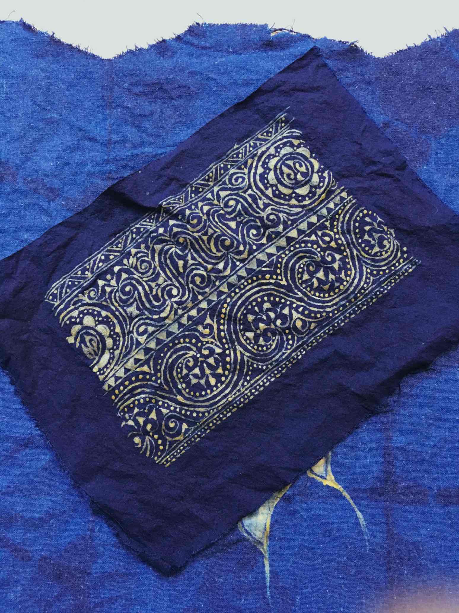 蜡染属于印染方法,蜡染传统印染工艺