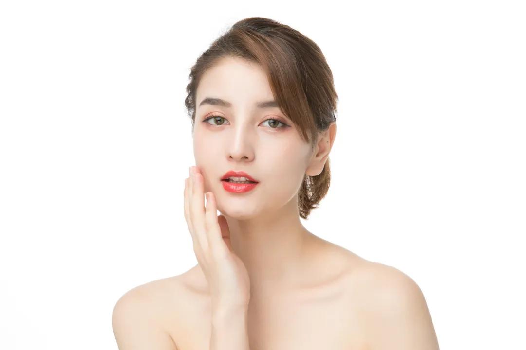 敏感肌怎么护肤才能不长痘,脸上抹护肤品容易长痘