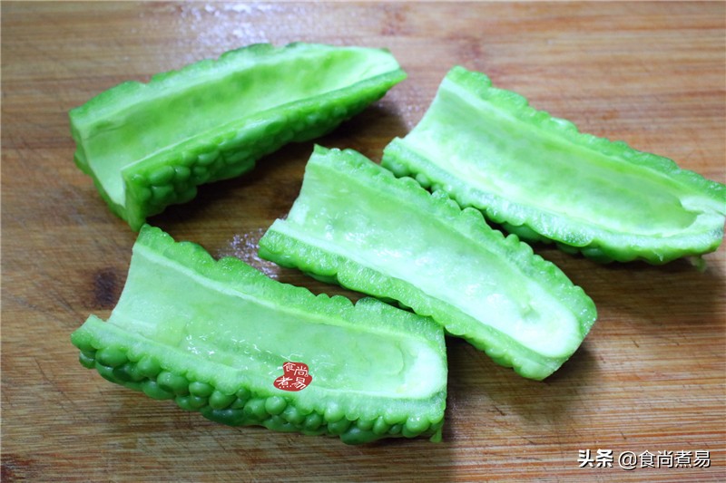 用这方法酿苦瓜，特简单，蒸一蒸浇点汁就起锅，香糯回甘不上火