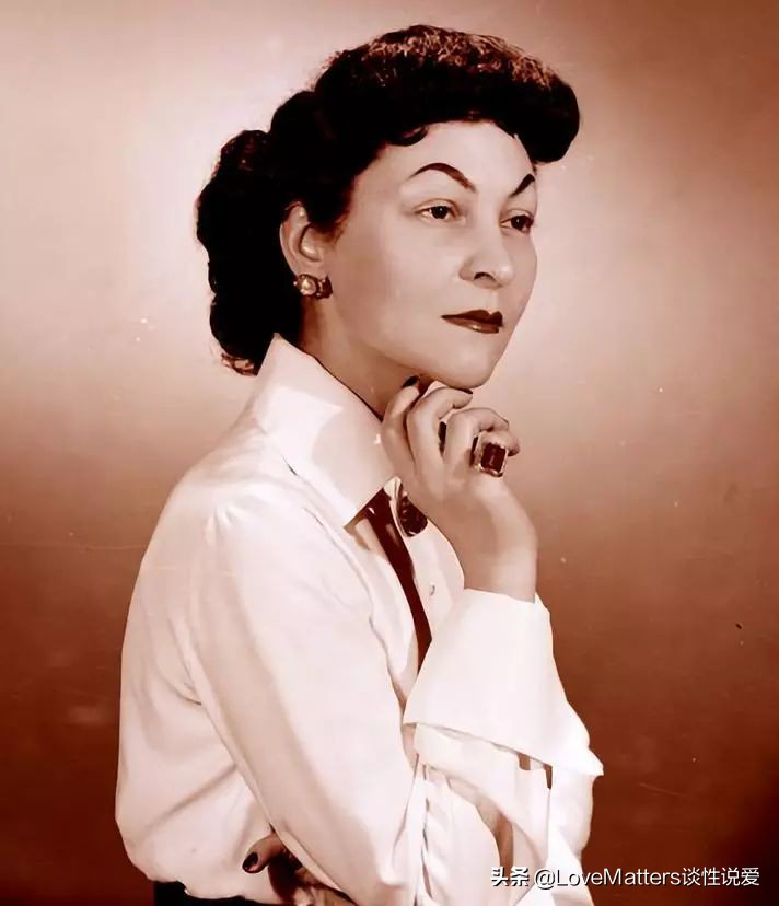 三个女人一台戏，一群女人争口气：不八卦不宫斗，她们一起做大事