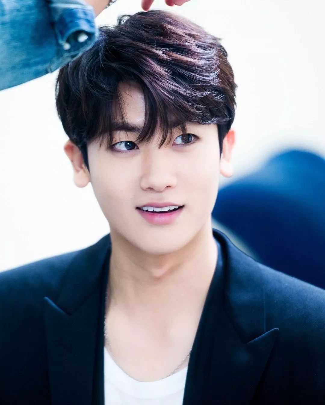 男生发际线高适合的发型推荐,发际线高适合什么刘海男生