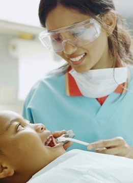 宝宝长第一颗牙哭闹怎么办,宝宝看牙哭闹不止怎么办