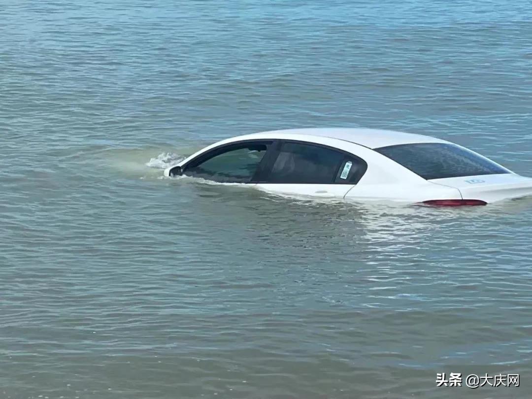 三亚湾看海小车被淹,什么情况凌晨三点就天亮了