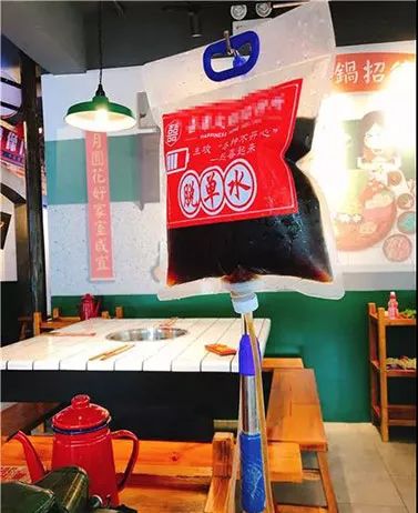 “吊瓶”饮料走红，餐饮店电商校园周边均有售！商家进货渠道成谜