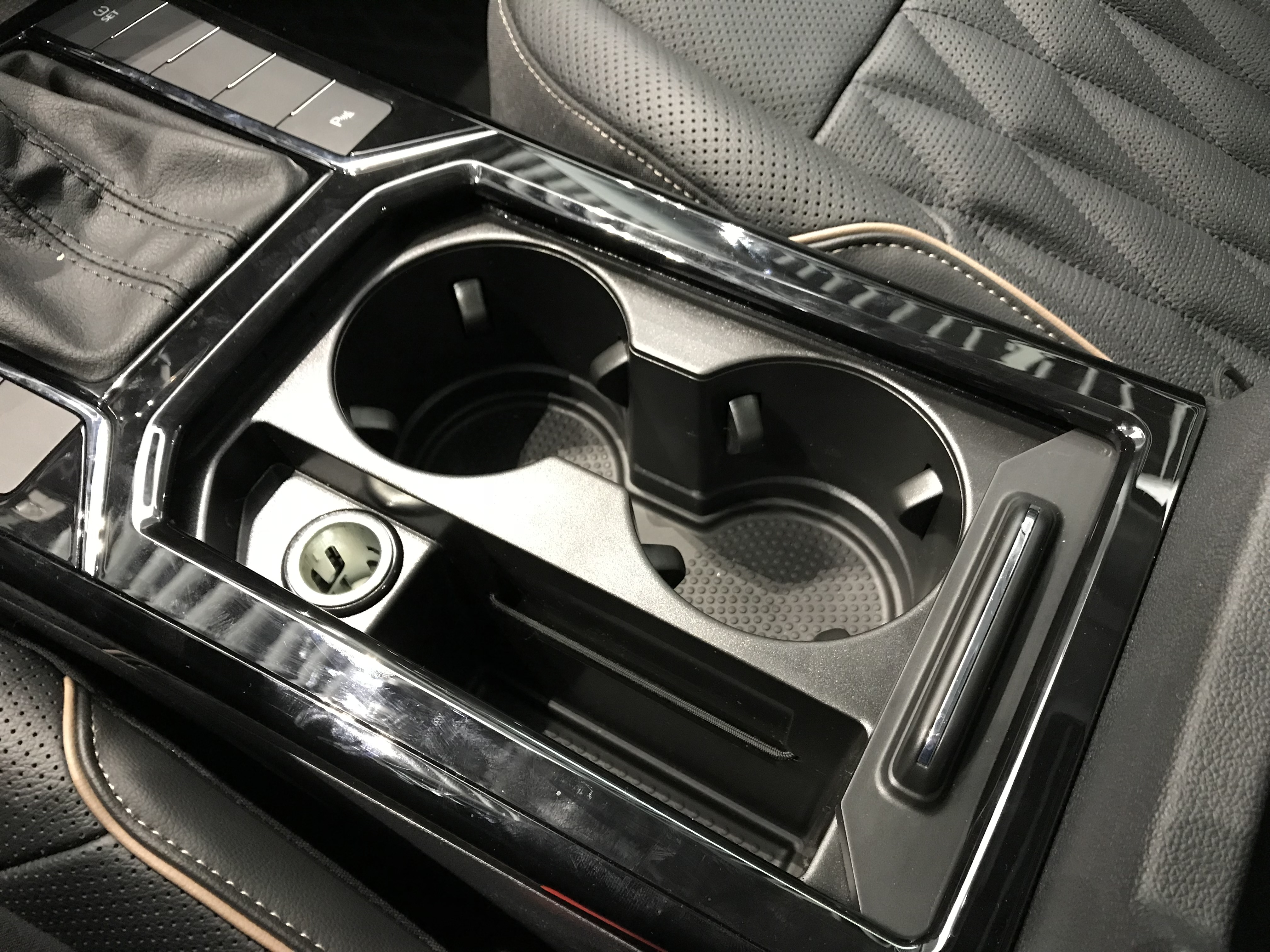 新款帕萨特后排对比迈腾后排空间,静态体验迈巴赫