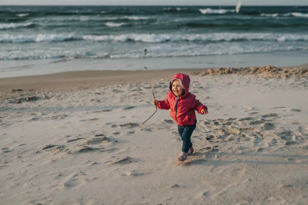 幼儿园孩子骂老师打老师,幼儿园孩子打老师家长该怎么办