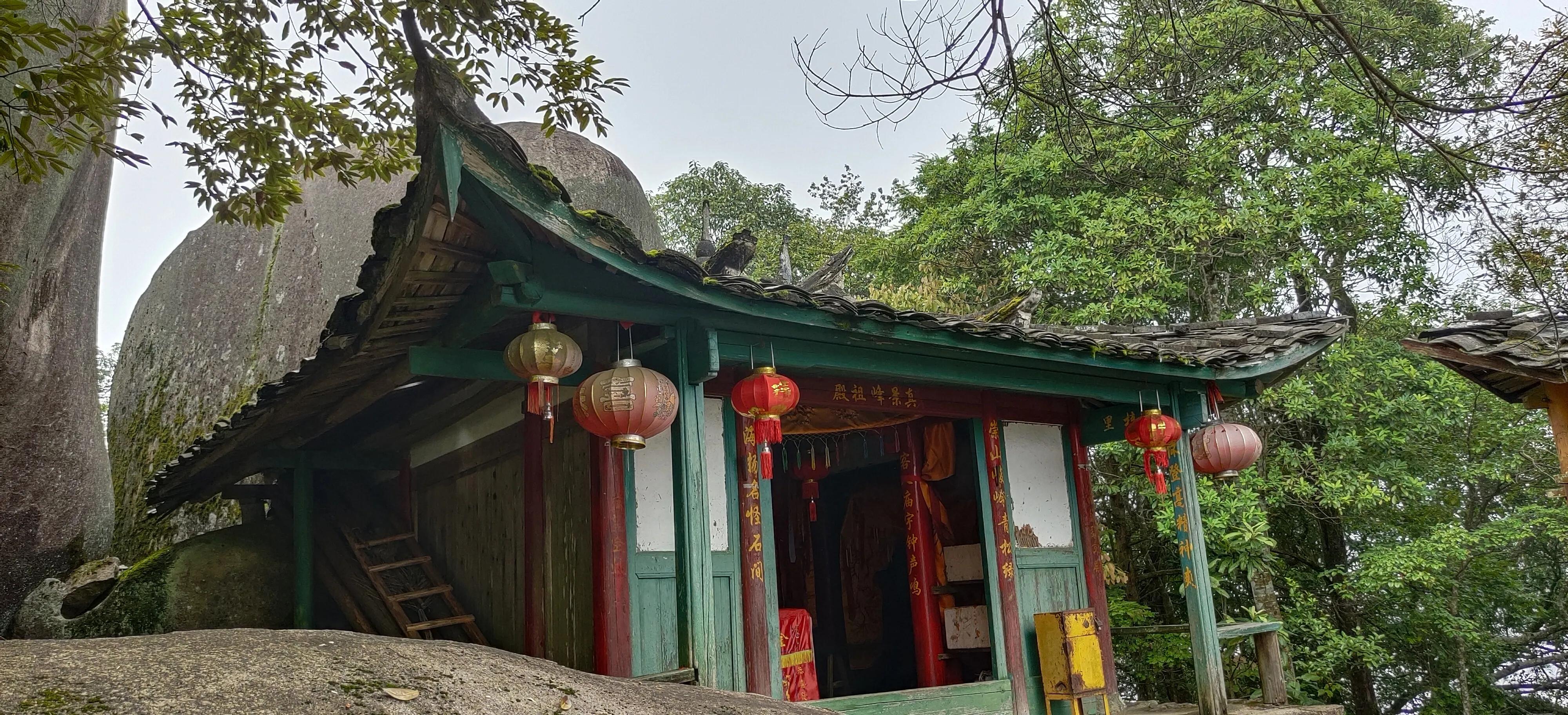 登上绝壁悬崖感受一览众山小,登上泰山之巅的感觉